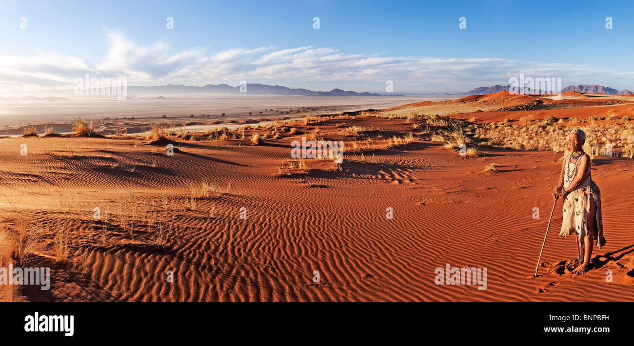 Anziani Bushman / San donna in piedi nel deserto Foto Stock