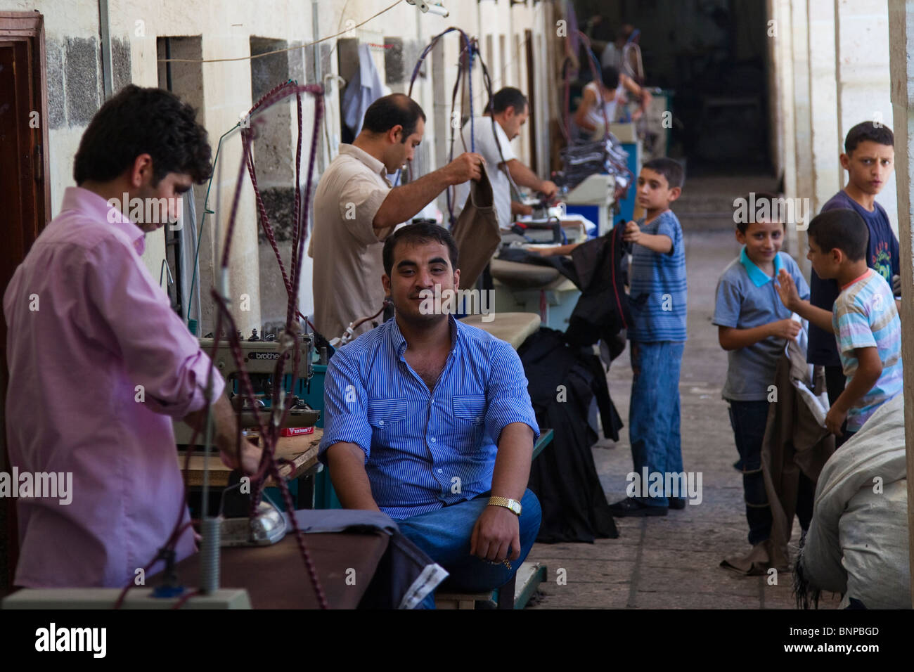 Produttore di tessili in Gumrek Caravanserai in Sanliurfa, Turchia Foto Stock