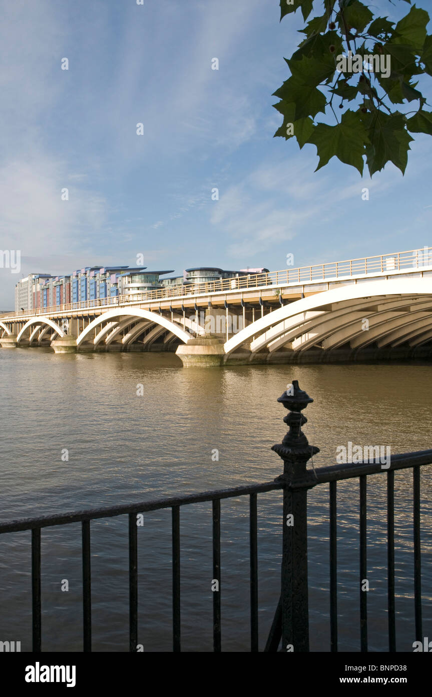 Grosvenor Bridge o stazione ferroviaria Victoria ponte sul fiume Tamigi e di avvicinamento alla stazione di Victoria, London, Regno Unito Foto Stock