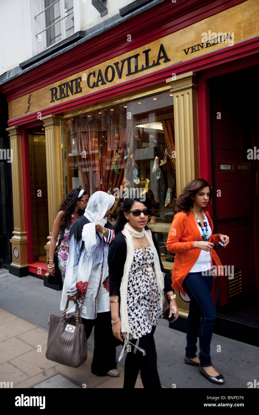 Gli amanti dello shopping pass high end negozi di Londra è Bond Street. Conosciuto per i suoi esclusivi negozi di moda. Le ragazze passano Rene Caovilla scarpe. Foto Stock
