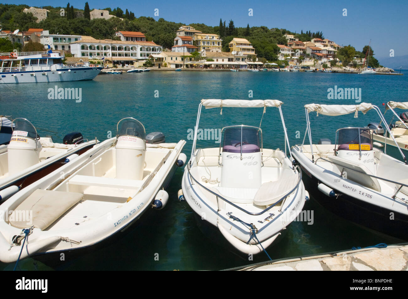 Vista sul porto di Kassiopi sul greco dell'isola Mediterranea di Corfu Grecia GR Foto Stock