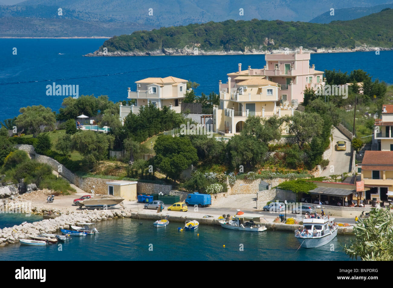 Vista sul porto di Kassiopi sul greco dell'isola Mediterranea di Corfu Grecia GR Foto Stock