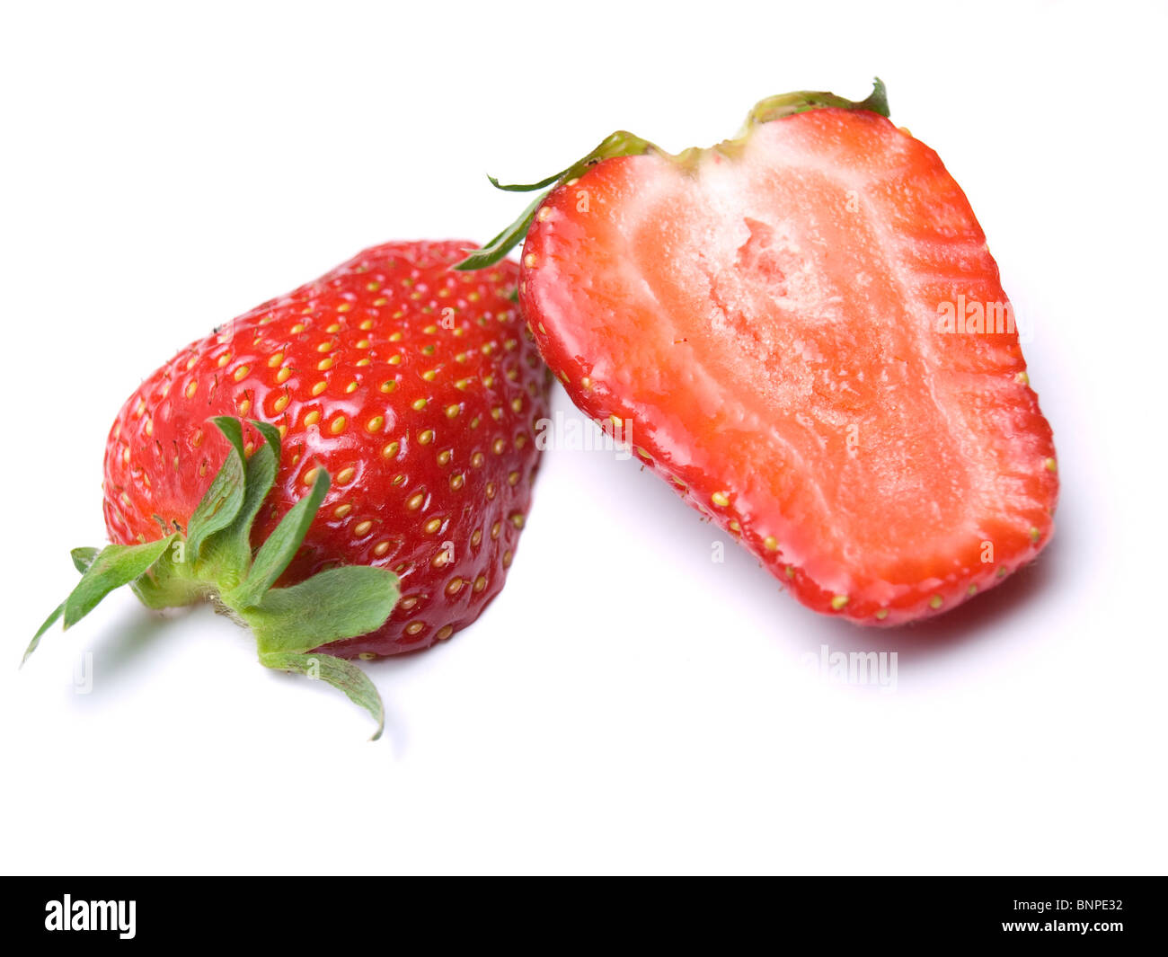 Sezione trasversale di fragole mature su uno sfondo bianco. Foto Stock