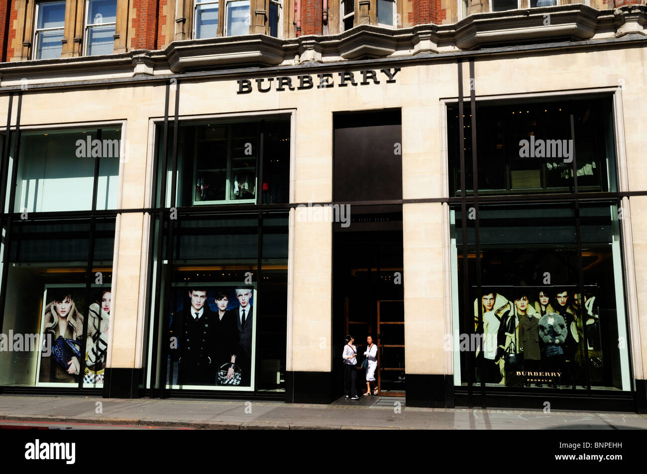 Burberry abbigliamento fashion shop, Brompton Road e Knightsbridge, Londra, Inghilterra, Regno Unito Foto Stock