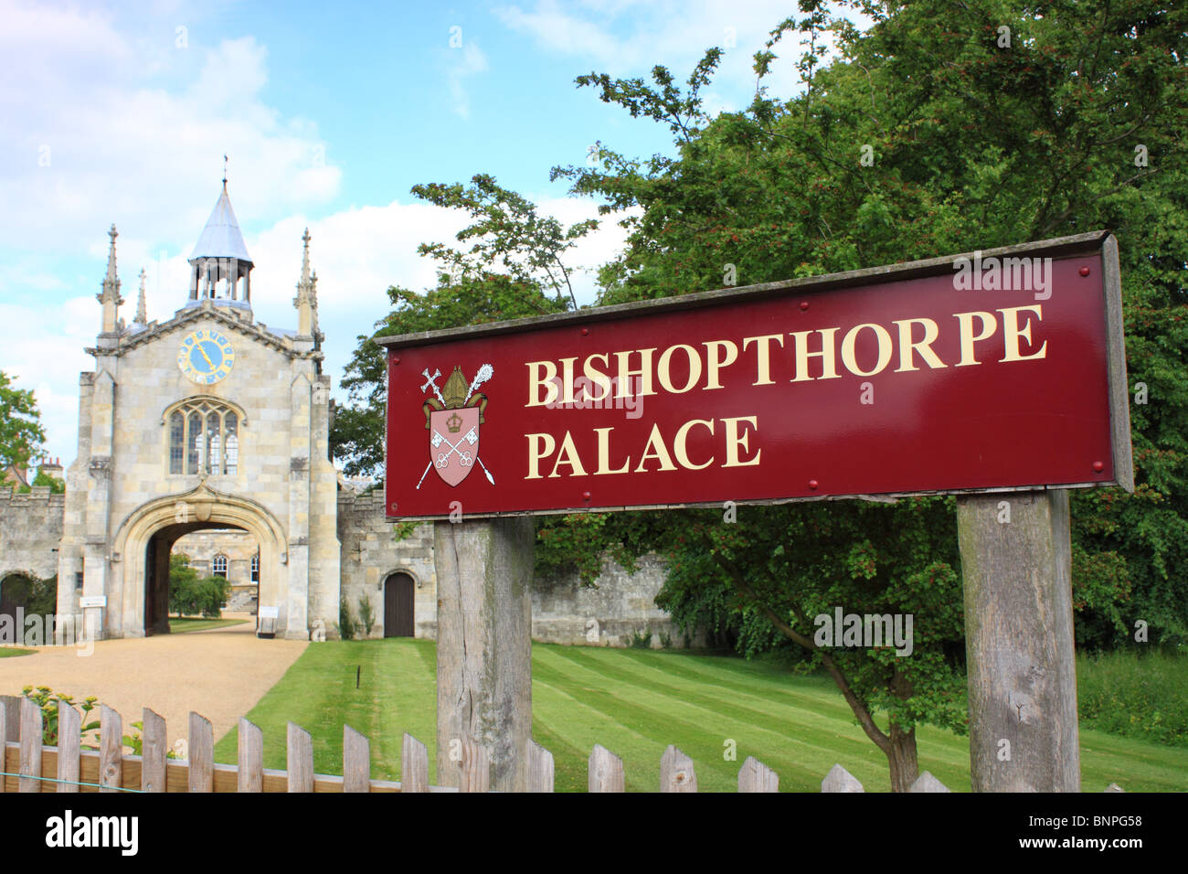 L'ingresso a Bishopthorpe Palace nel villaggio Bishopthorpe, York, Yorkshire, Inghilterra Foto Stock