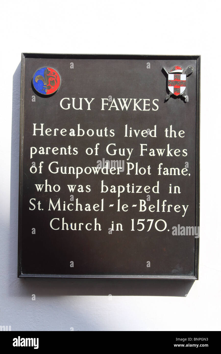 Targa commemorativa segna la casa dei genitori di Guy Fawkes, nel centro storico di Stonegate, città di York, Inghilterra Foto Stock