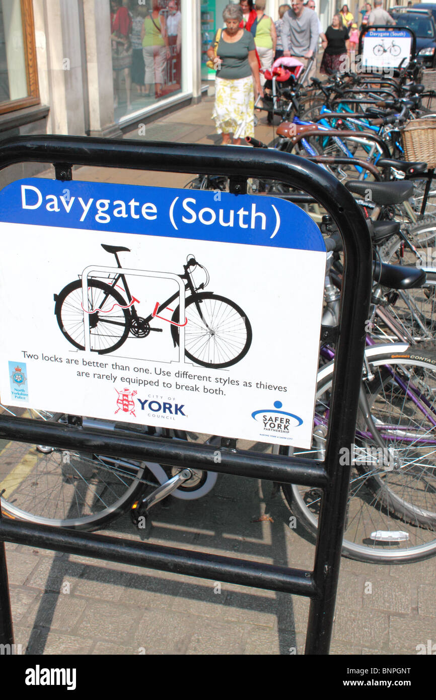 Il parcheggio per le bici rack nella città di York, Inghilterra Foto Stock