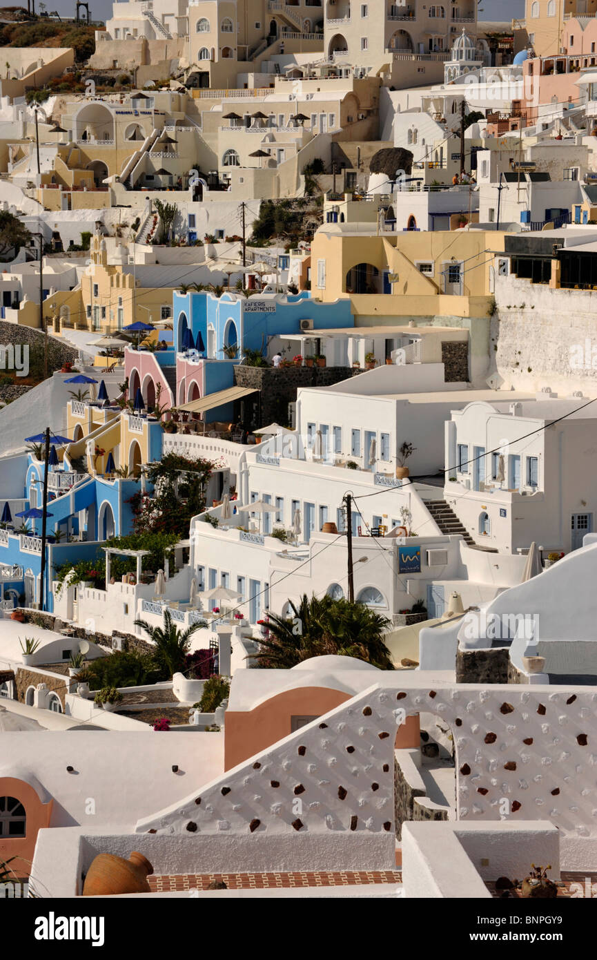 Una ridda di ville e appartamenti a cascata verso il basso sulla caldera di Santorini Cyclades Grecia Foto Stock