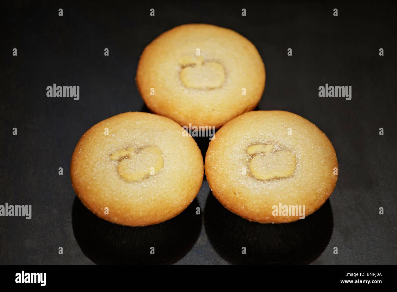Signor Kipling torte di mele su un nero piano di marmo Foto Stock