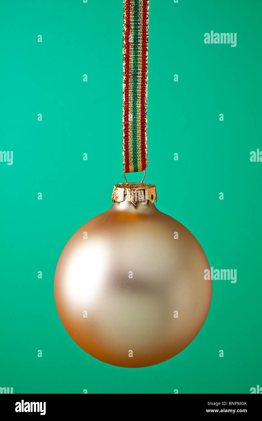 Oro ornamento di Natale con nastro Foto Stock