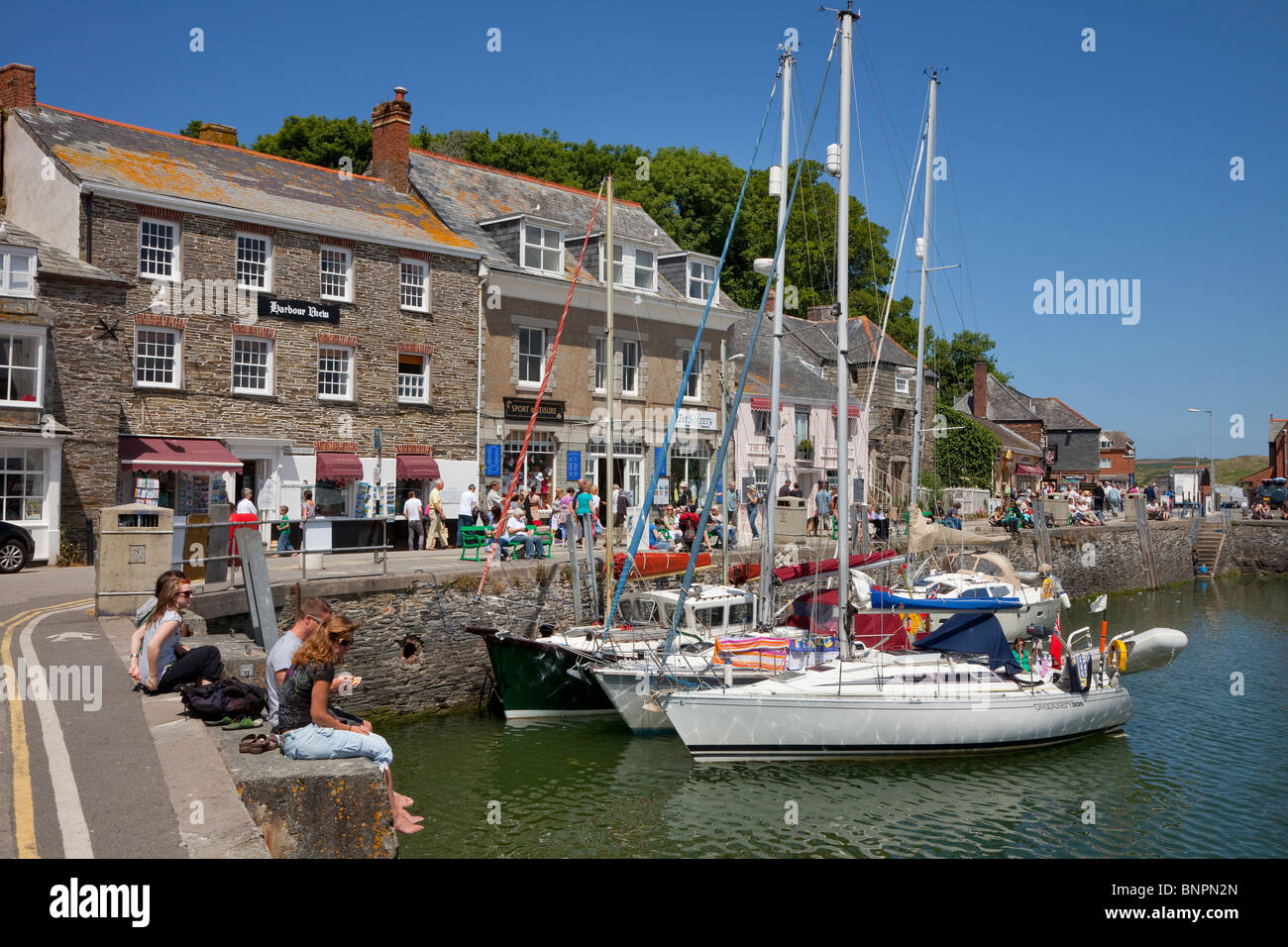 Porto di Padstow Cornwall, Regno Unito, North Quay vista con barche ormeggiate Foto Stock
