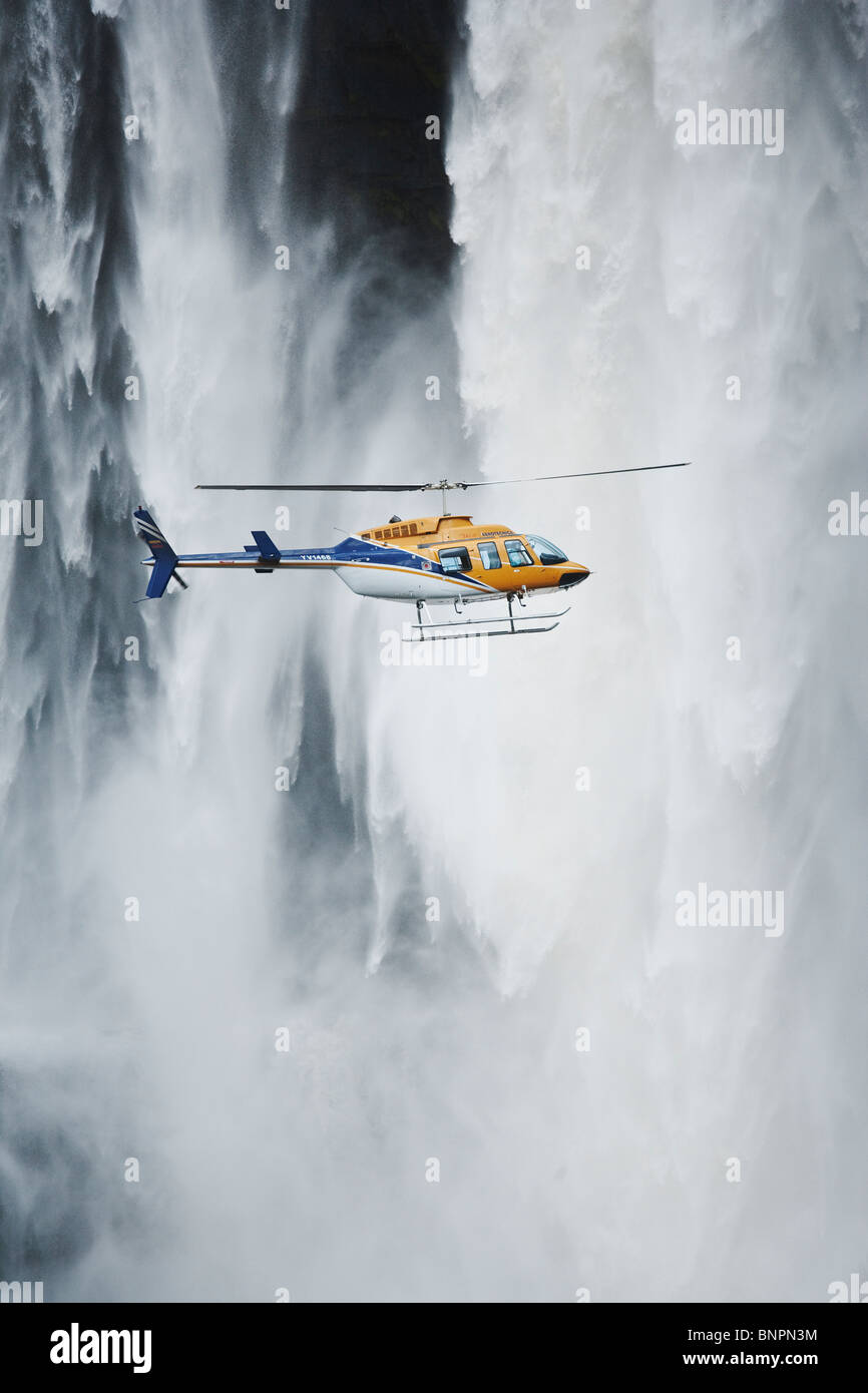 Un elicottero che vola di fronte a cascata Aponwao Venezuela Foto Stock