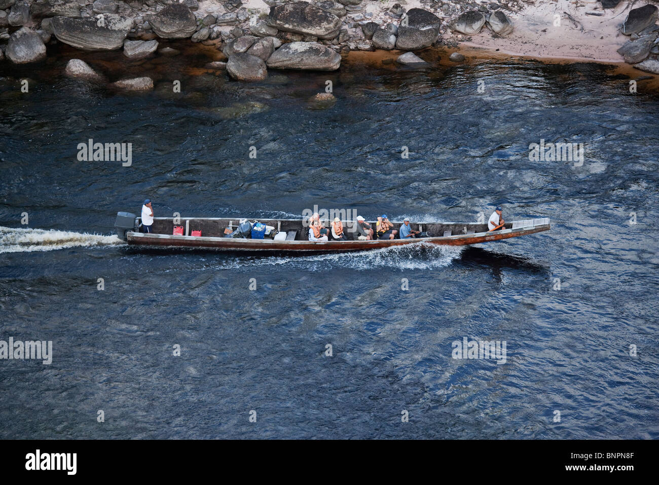 I turisti in barca sul loro modo di esplorare il Salto Angel il Parco Nazionale di Canaima Venezuela Foto Stock