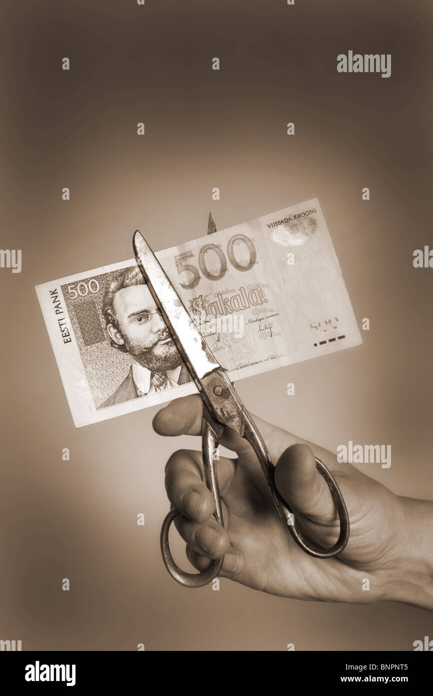 Taglio fino a 500 estone kroon banconota. A partire da gennaio 2011 l'Estonia entrerà nella zona euro. Foto Stock