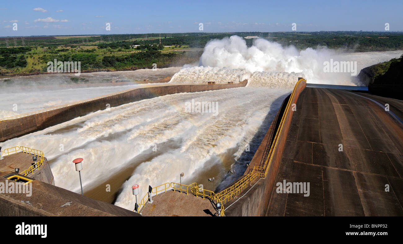 La Diga di Itaipu, un massiccio centrale idroelettrica sul fiume Parana, Brasile Foto Stock