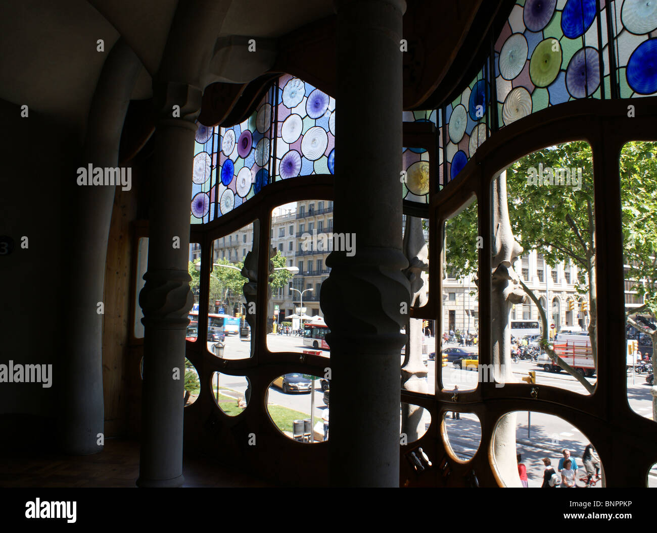 Vista dall'interno del GAUDIS Casa Battlo Barcellona guardando fuori attraverso le finestre di vetro macchiate sul Passeig de Gracia Foto Stock