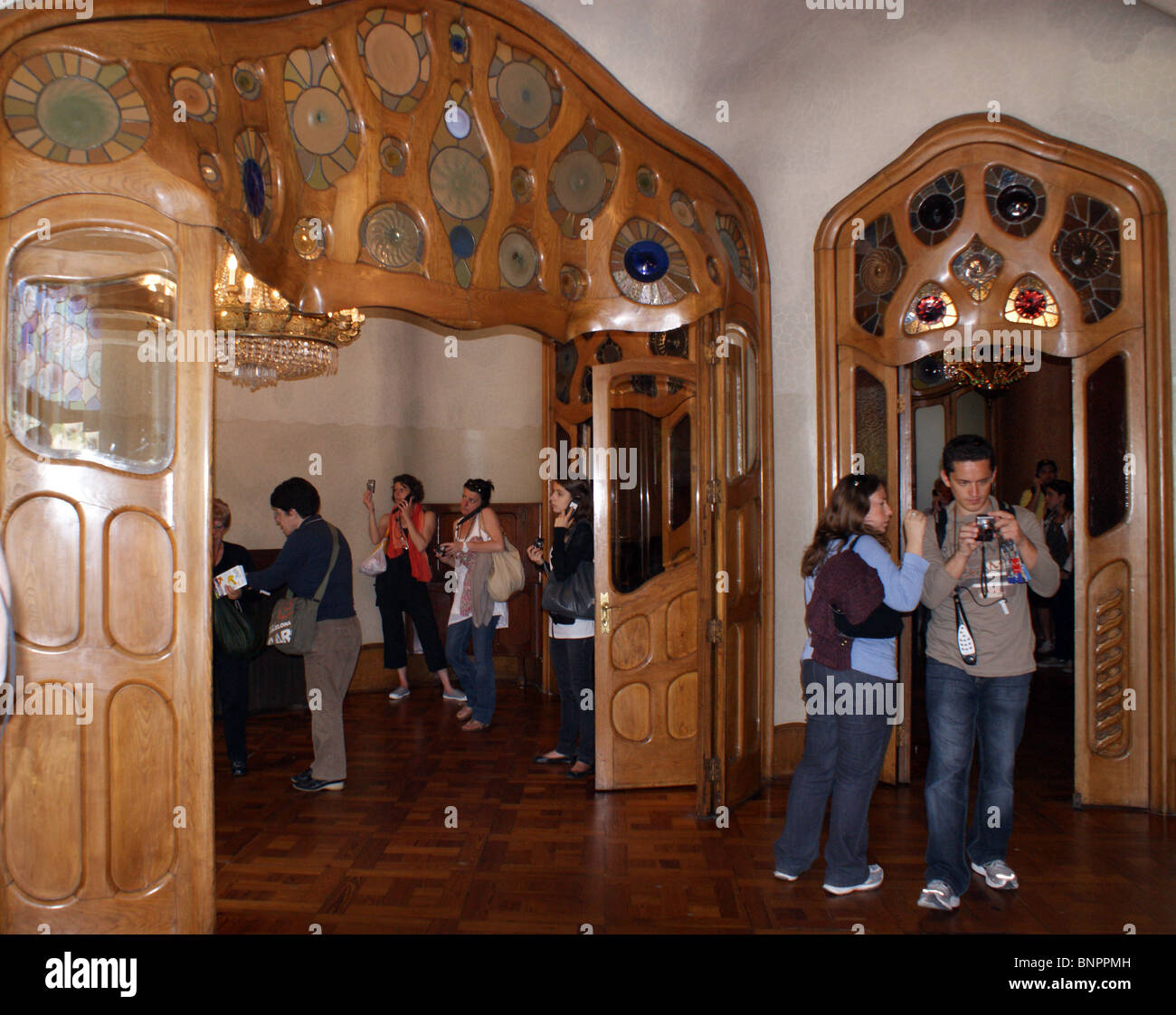 UNA VISTA DELL'ARCHITETTURA DEGLI INTERNI DI GAUDIS CASA BATTLO BARCELONA SPAGNA Foto Stock