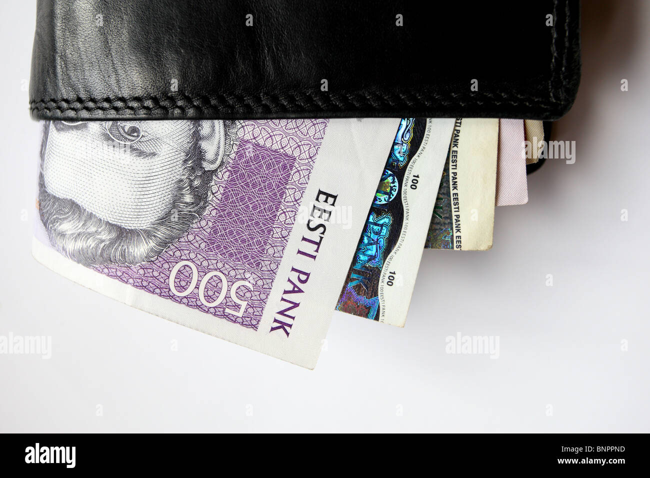 In pelle nera e portafoglio estone di carta moneta che fuoriescono. Foto Stock
