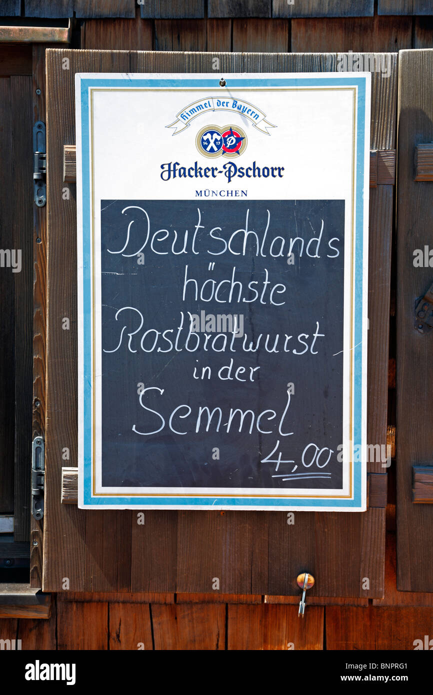 La salsiccia più alto in un rotolo sul menu sulla cima della montagna più alta in Germania, il massiccio dello Zugspitze. Foto Stock
