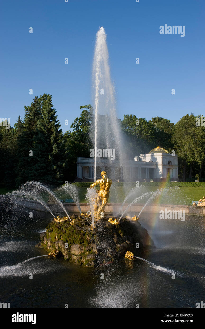 Una fontana nel giardino del palazzo di Peterhof, San Pietroburgo, Russia Foto Stock