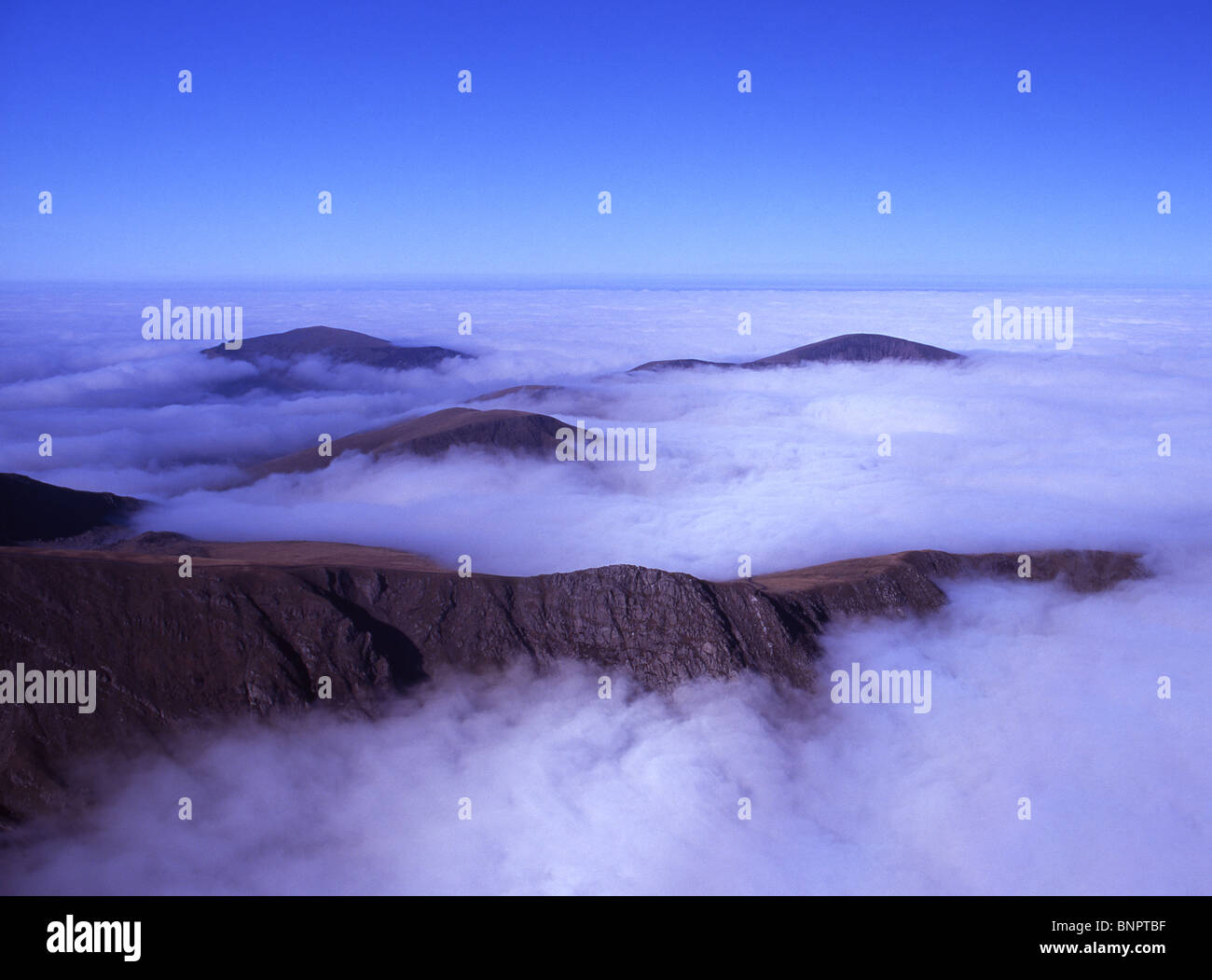 Montagna creste e cime sopra la nuvola inversion Snowdonia National Park North Wales UK Foto Stock