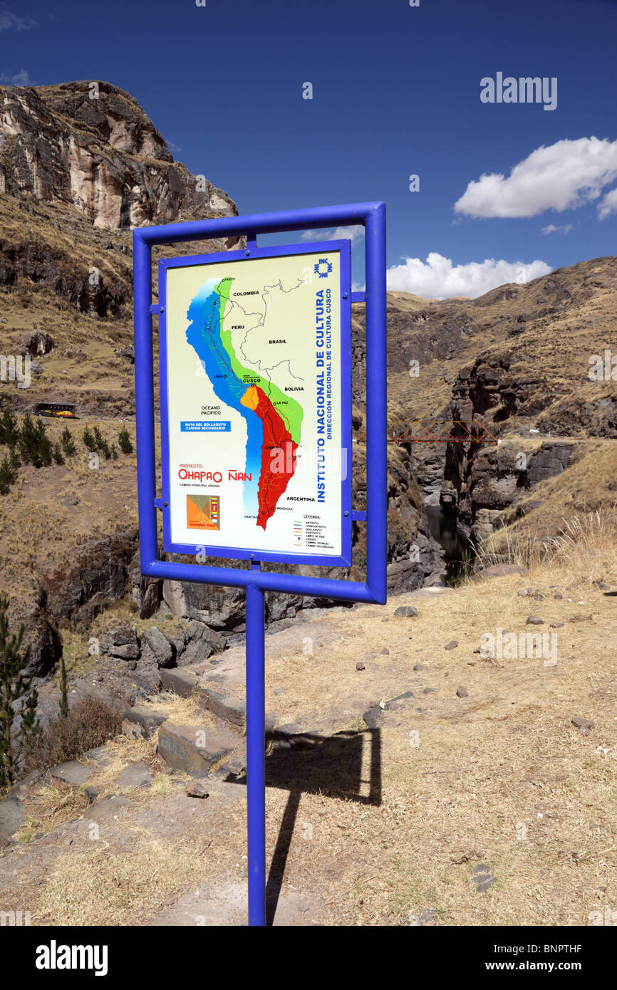 Cartello con la mappa dell'Impero Inca per il progetto della strada Qhapaq Ñan Inca sul sito dell'ultimo ponte sospeso Inca, Qeswachaca, regione di Cusco, Perù Foto Stock