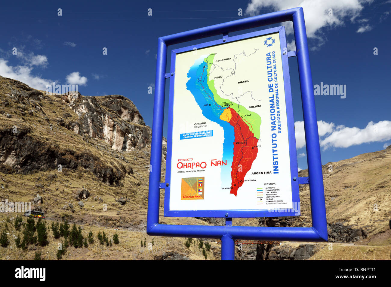 Cartello con la mappa dell'Impero Inca per il progetto della strada Qhapaq Ñan Inca sul sito dell'ultimo ponte sospeso Inca, Qeswachaca, regione di Cusco, Perù Foto Stock