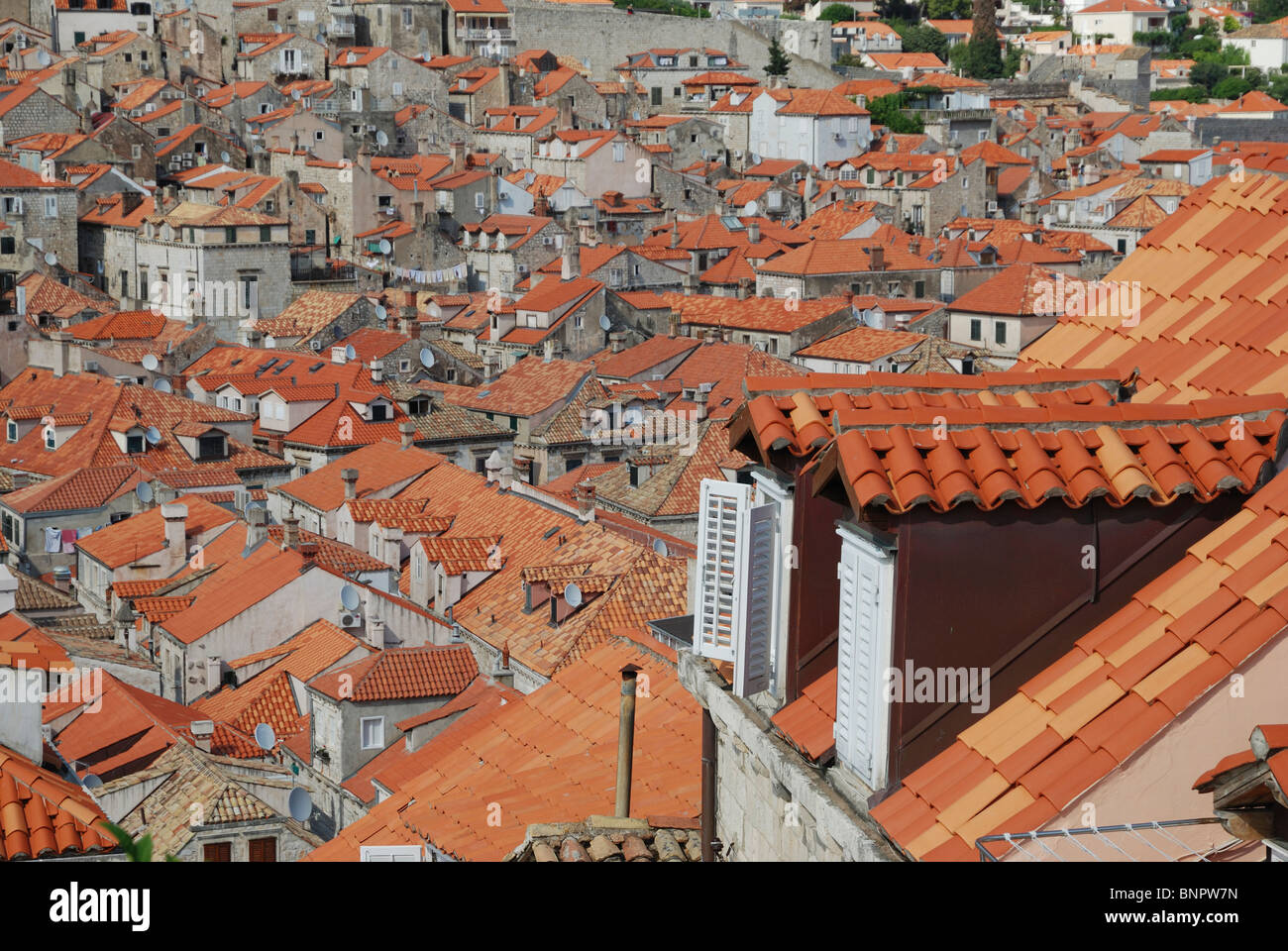 Il cotto rosso sui tetti della Città Vecchia di Dubrovnik, Croazia. Foto Stock