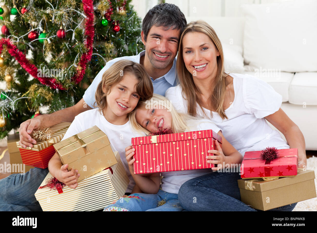 La famiglia felice azienda regali di Natale Foto Stock