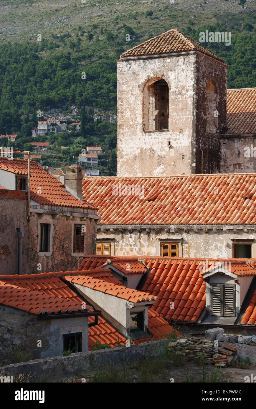 Torre di una chiesa e il rosso dei tetti di terracotta. Il centro storico di Dubrovnik, Croazia. Foto Stock
