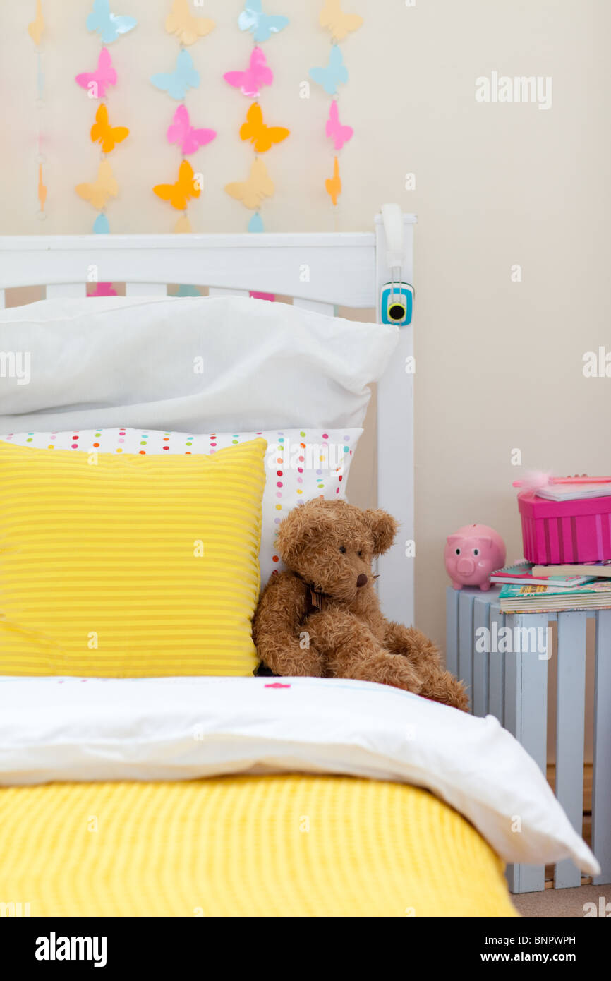 Camera bambino con un orsacchiotto sul letto Foto Stock