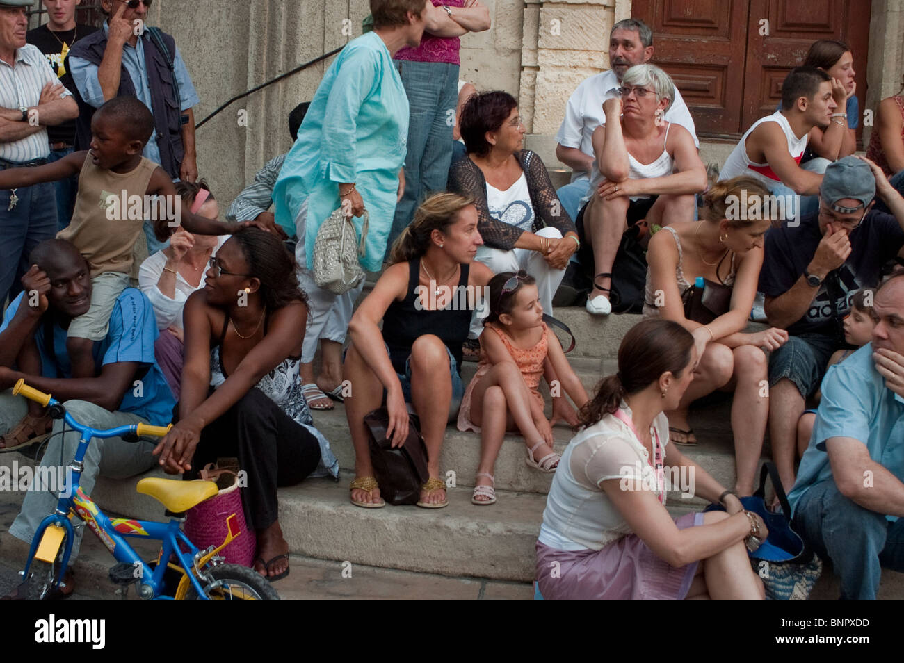 Arles, Francia, guardando la partita di calcio in TV. Foto Stock