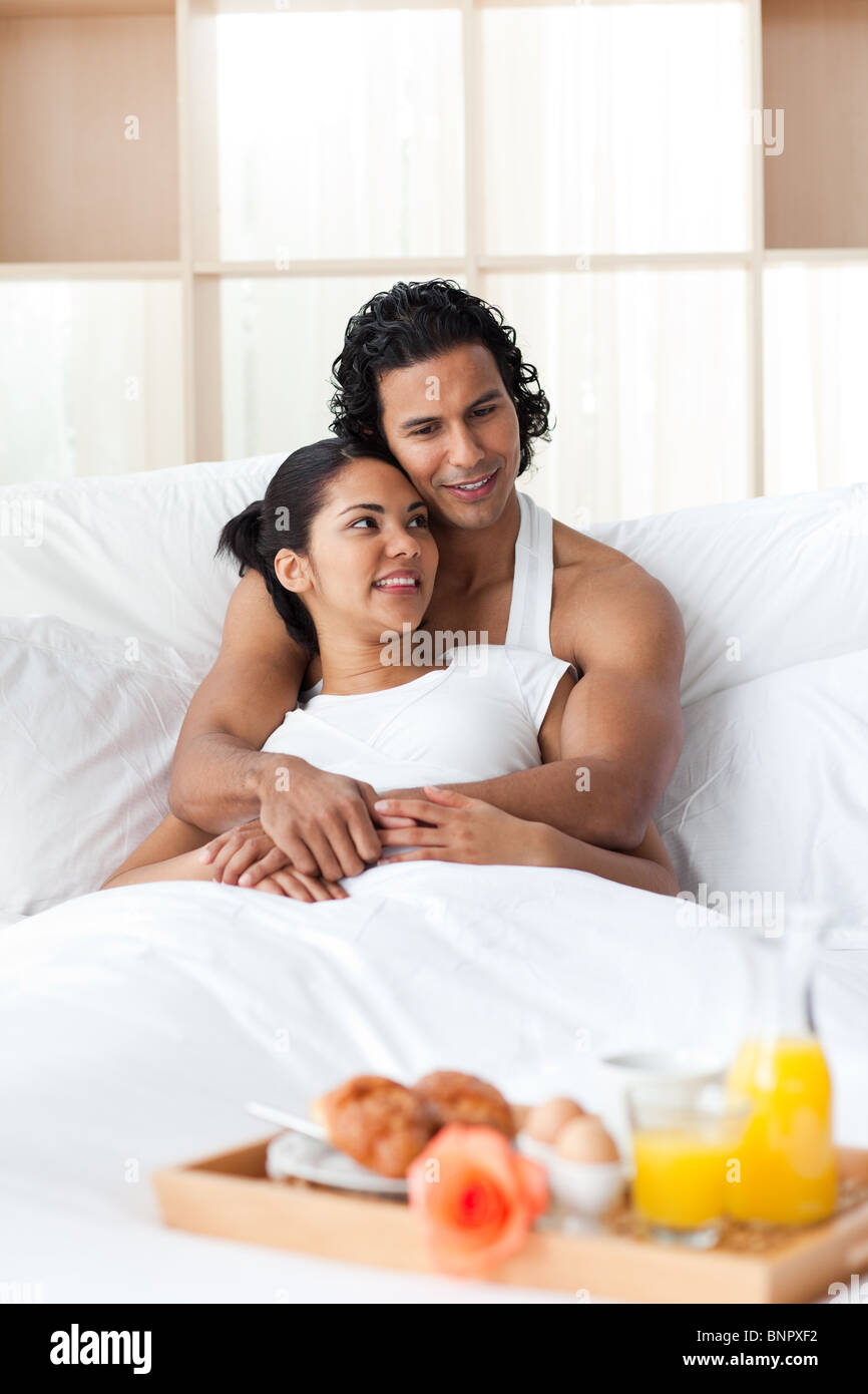 Gli amanti di fare colazione giacente sul letto Foto stock - Alamy