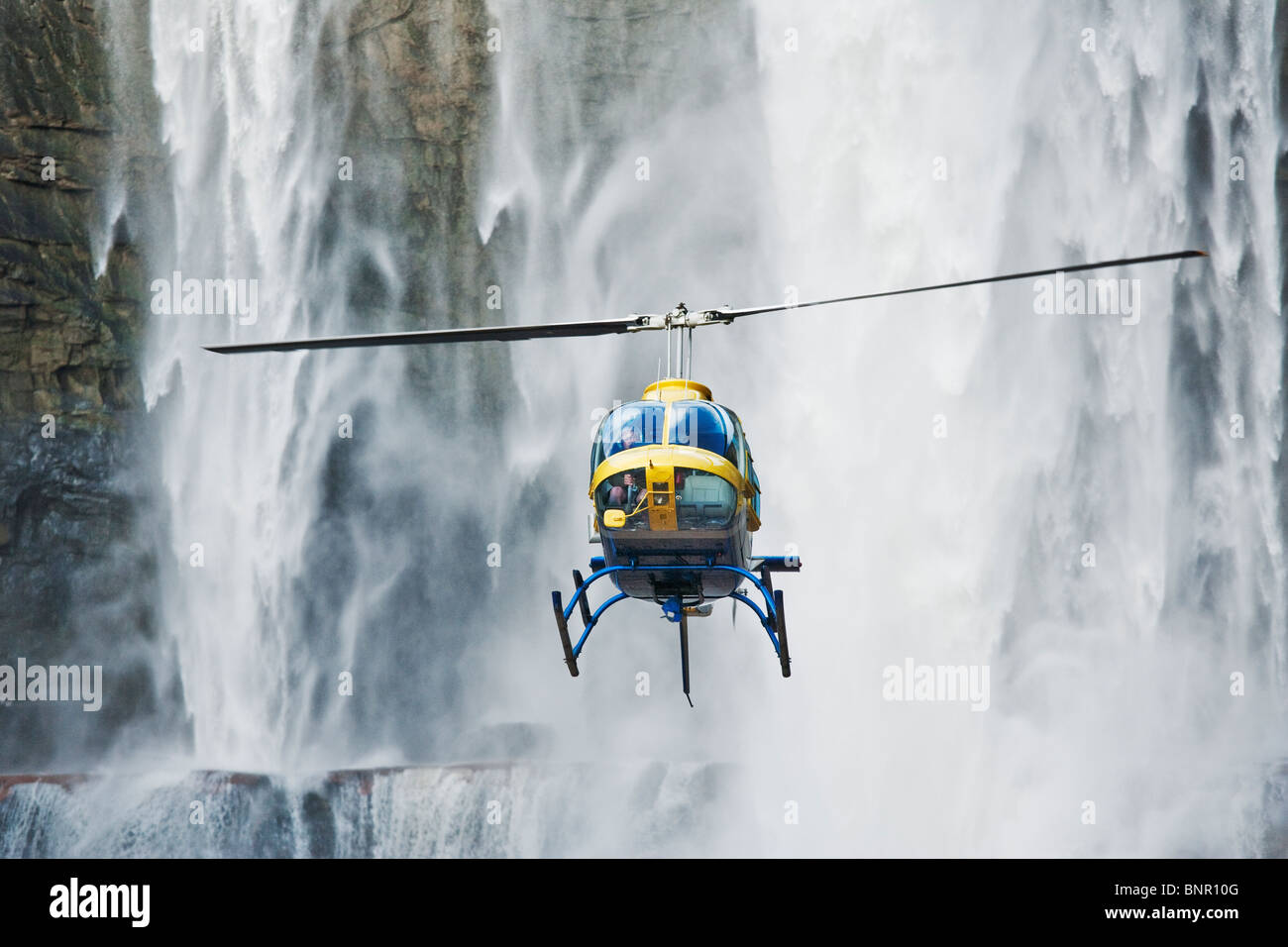 Un elicottero che vola di fronte a cascata Aponwao Venezuela Foto Stock
