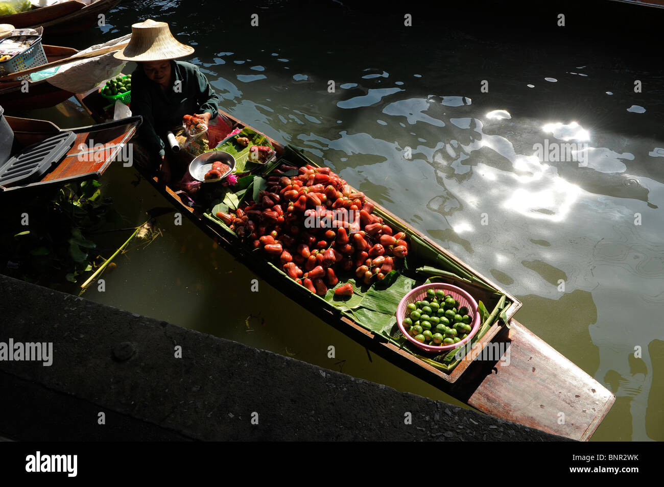 Venditore di frutta al Mercato Galleggiante di Damnoen Saduak , vicino a Bangkok , Thailandia Foto Stock
