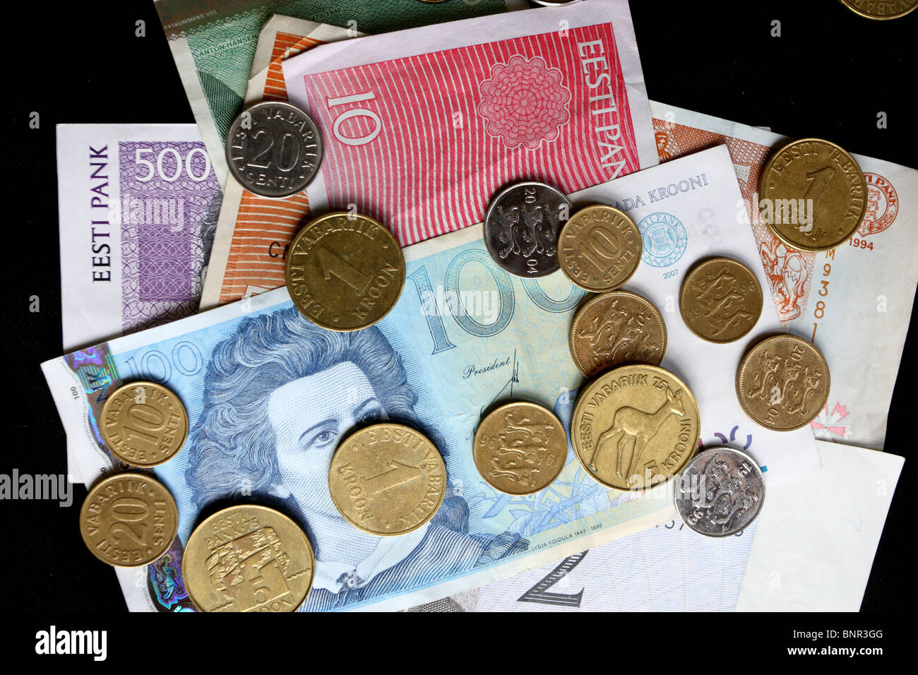 Moneta estone Kroons (EEK), banconote e monete. Foto Stock