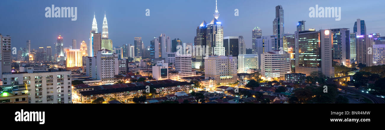 Malesia Kuala Lumpur: notte vista città con skycrapers Foto Stock