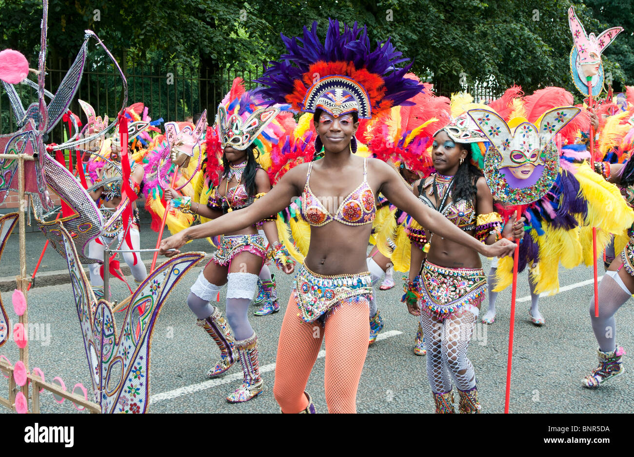 Birmingham carnevale di processione di strada lascia Handsworth Park. L'evento biennale è un coloratissimo festival che celebra afro-C Foto Stock