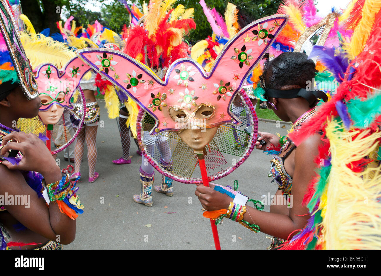 Birmingham carnevale di processione di strada lascia Handsworth Park. L'evento biennale è un coloratissimo festival che celebra afro-C Foto Stock