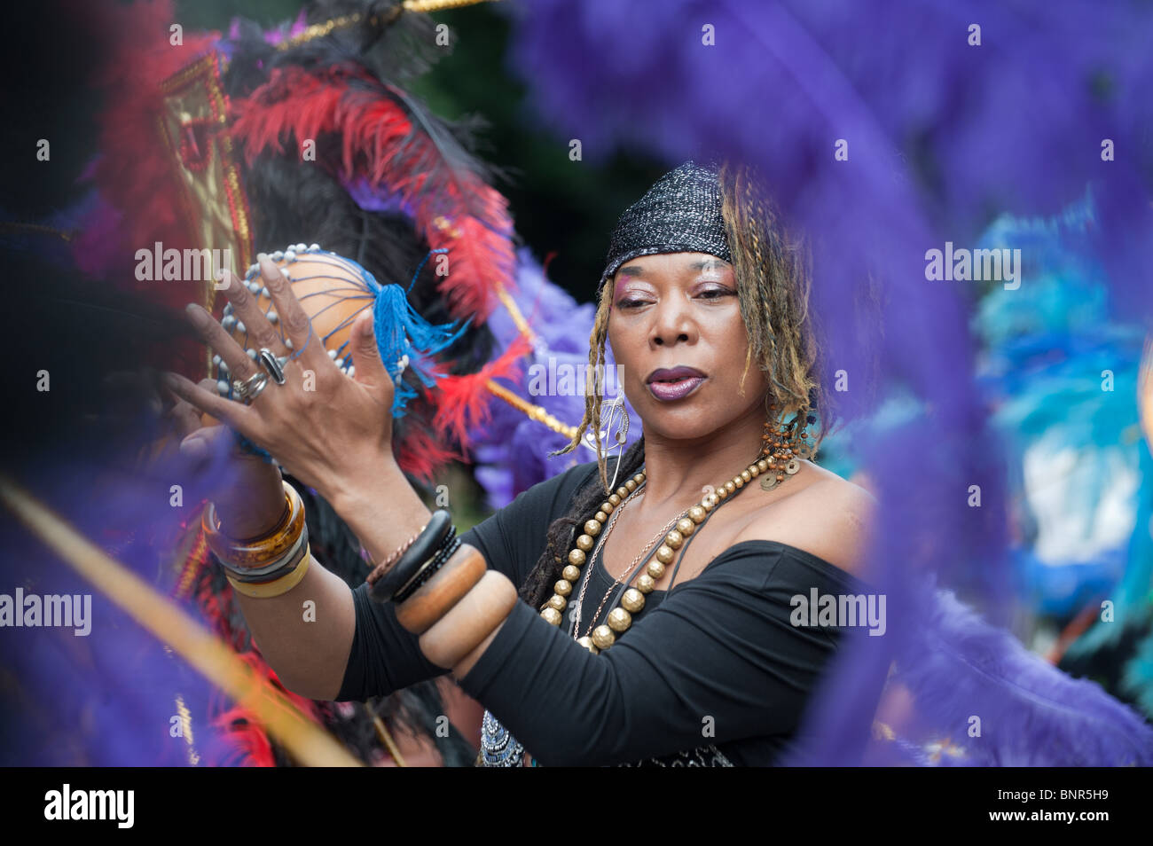 Birmingham carnevale di processione di strada lascia Handsworth Park. L'evento biennale è un coloratissimo festival che celebra afro-C Foto Stock