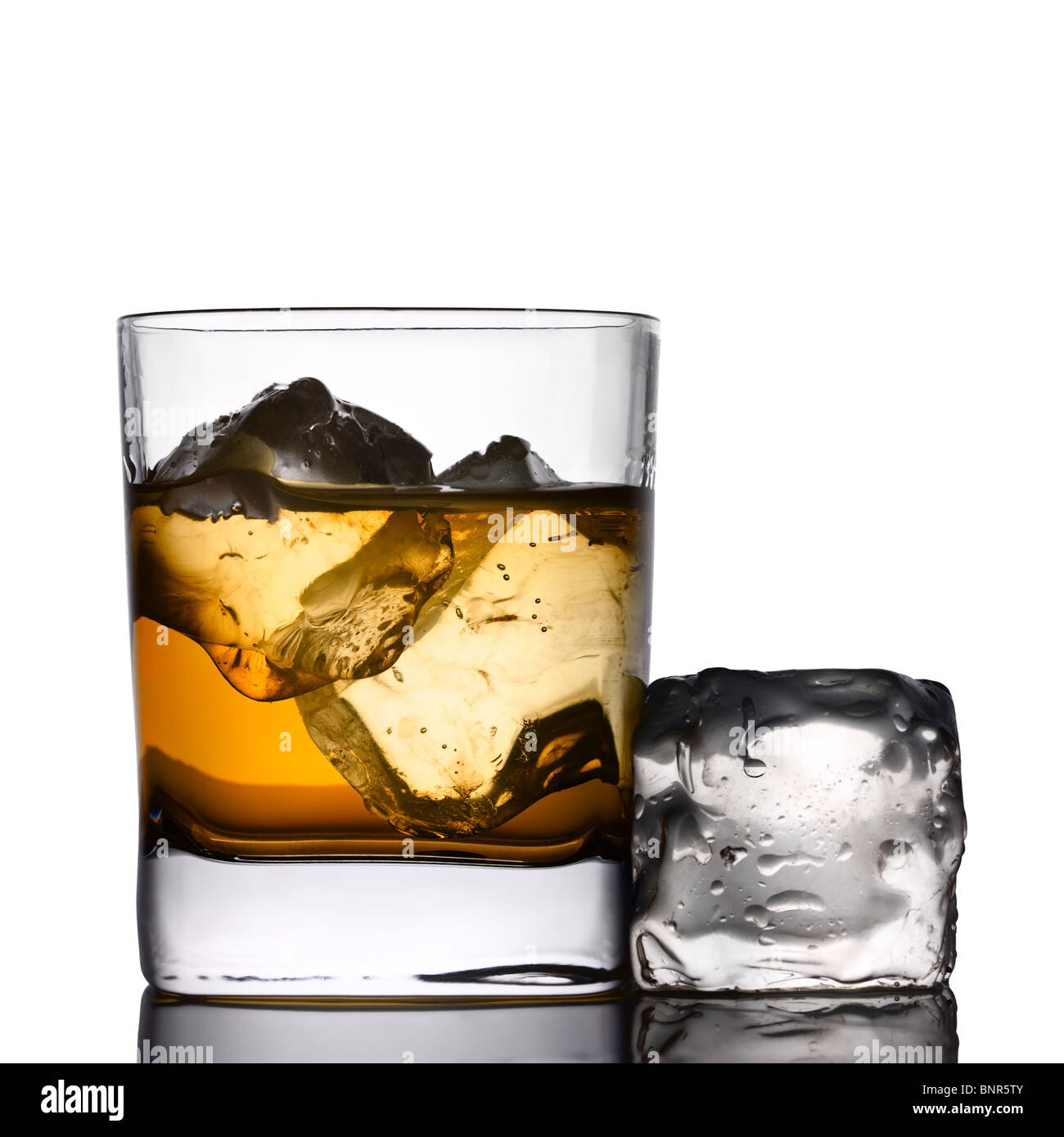 Bicchiere di whiskey on the rocks con ice-cube (isolata contro bianco) Foto Stock