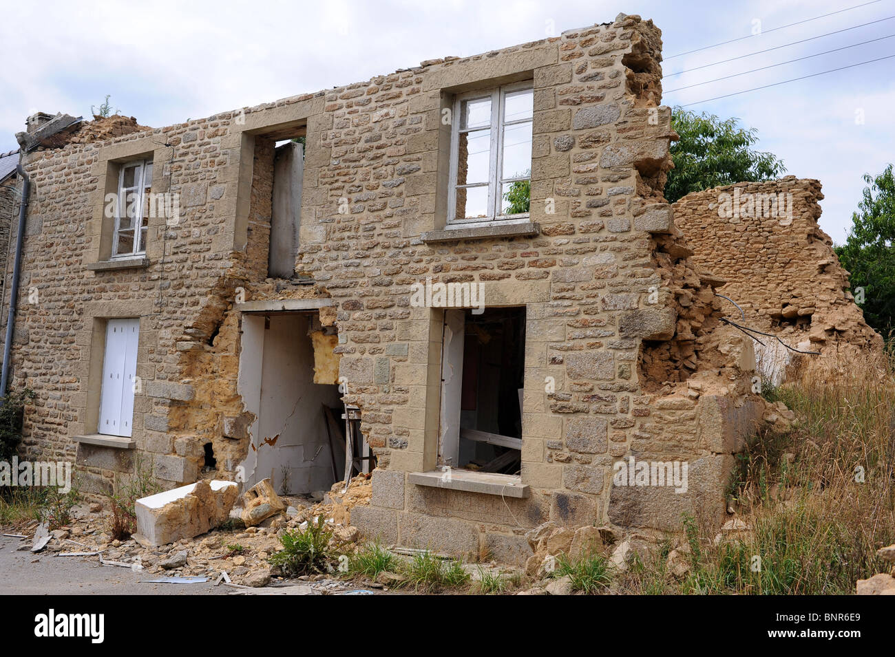 Abbandonato una casa di campagna in Bretagna, Francia. Foto Stock