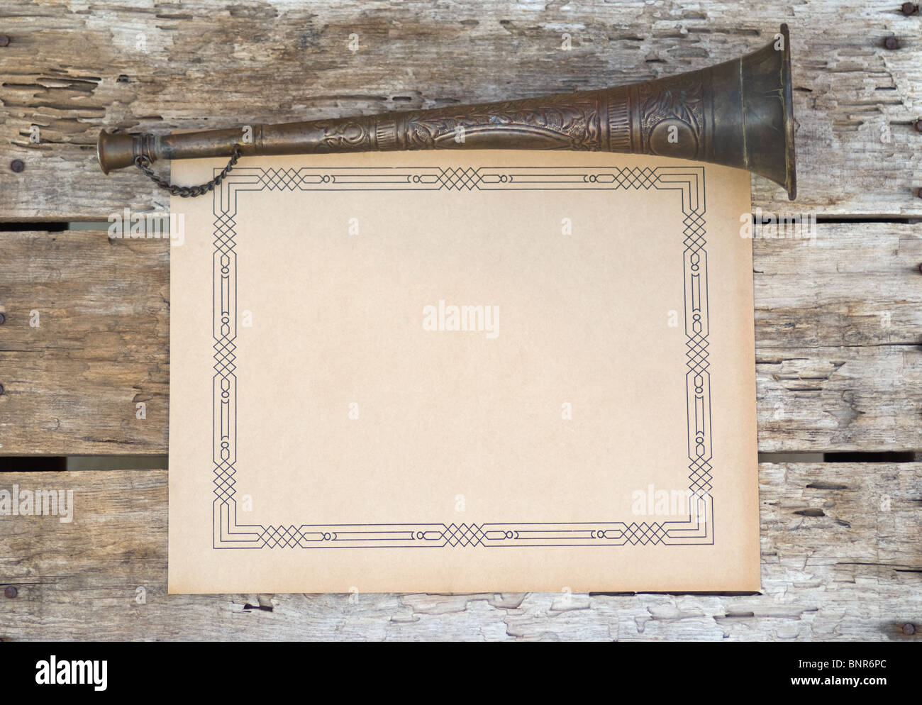 Annuncio spazio vuoto a bordo con avvisatore acustico antico pronto per il tuo messaggio Foto Stock