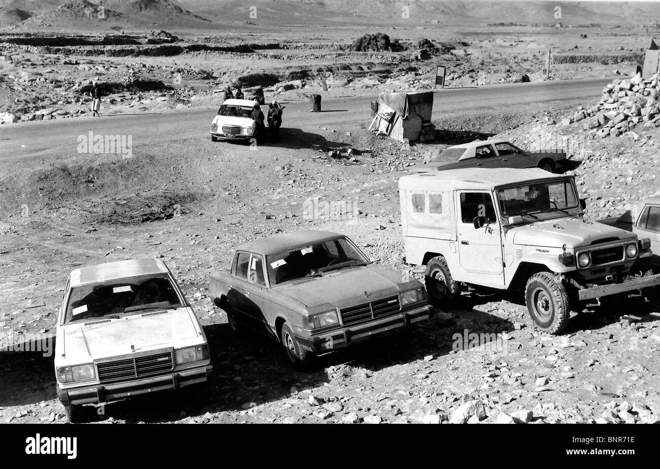 Intralcio yemenita al di fuori di Sana'a in 1981 con vetture di contrabbando da Jeddah, Arabia Saudita. . Foto Stock