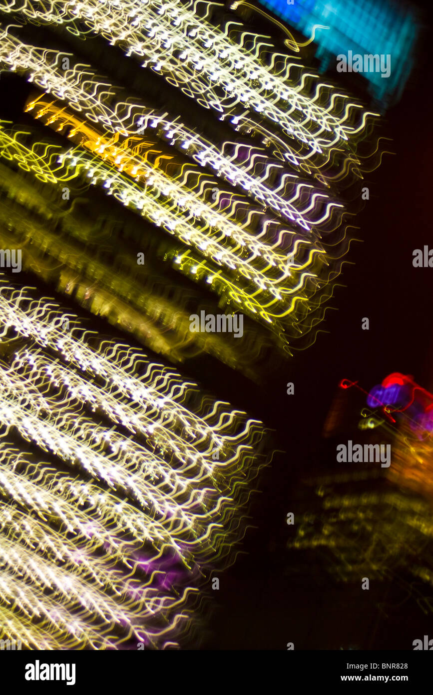 Sfocato night shot del quartiere finanziario di Londra nei Docklands Foto Stock