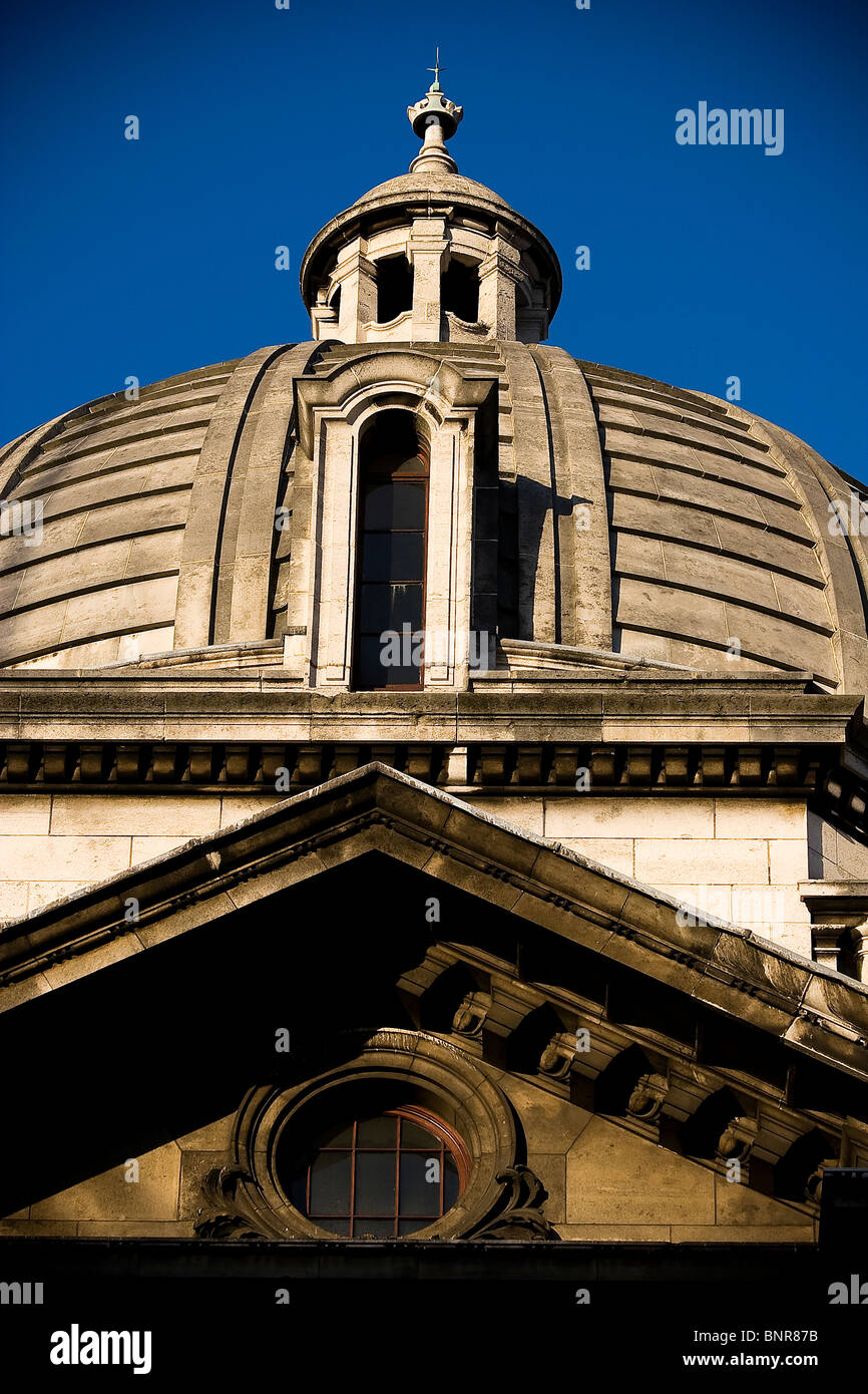 Una chiusura di una cupola di stile neo classico edificio a Londra contro il cielo blu Foto Stock