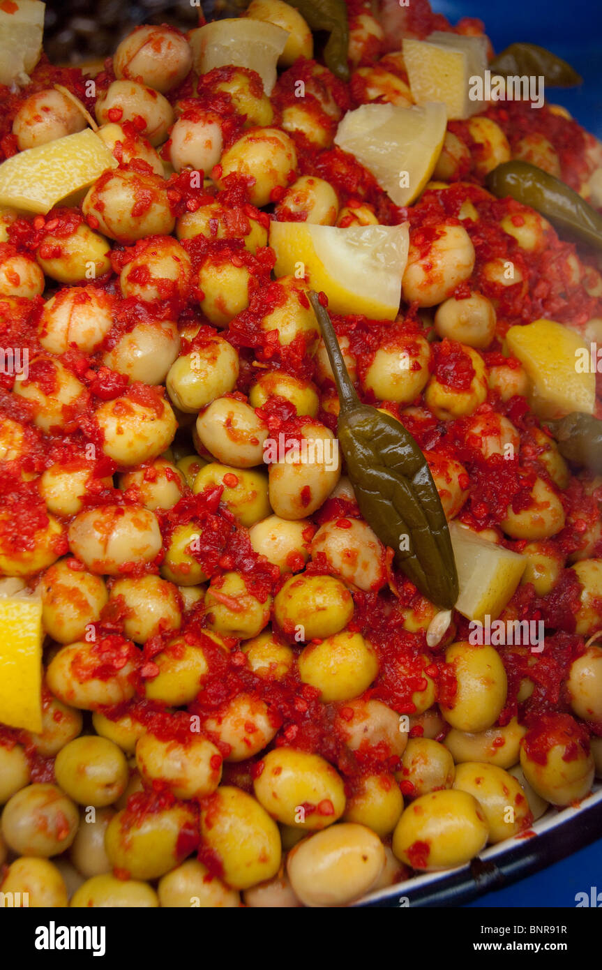 Il Marocco, Tetouan. Storica Medina bazaar, prodotti freschi di stand. Specialità marocchine e colorati di peperoncino olive. Foto Stock