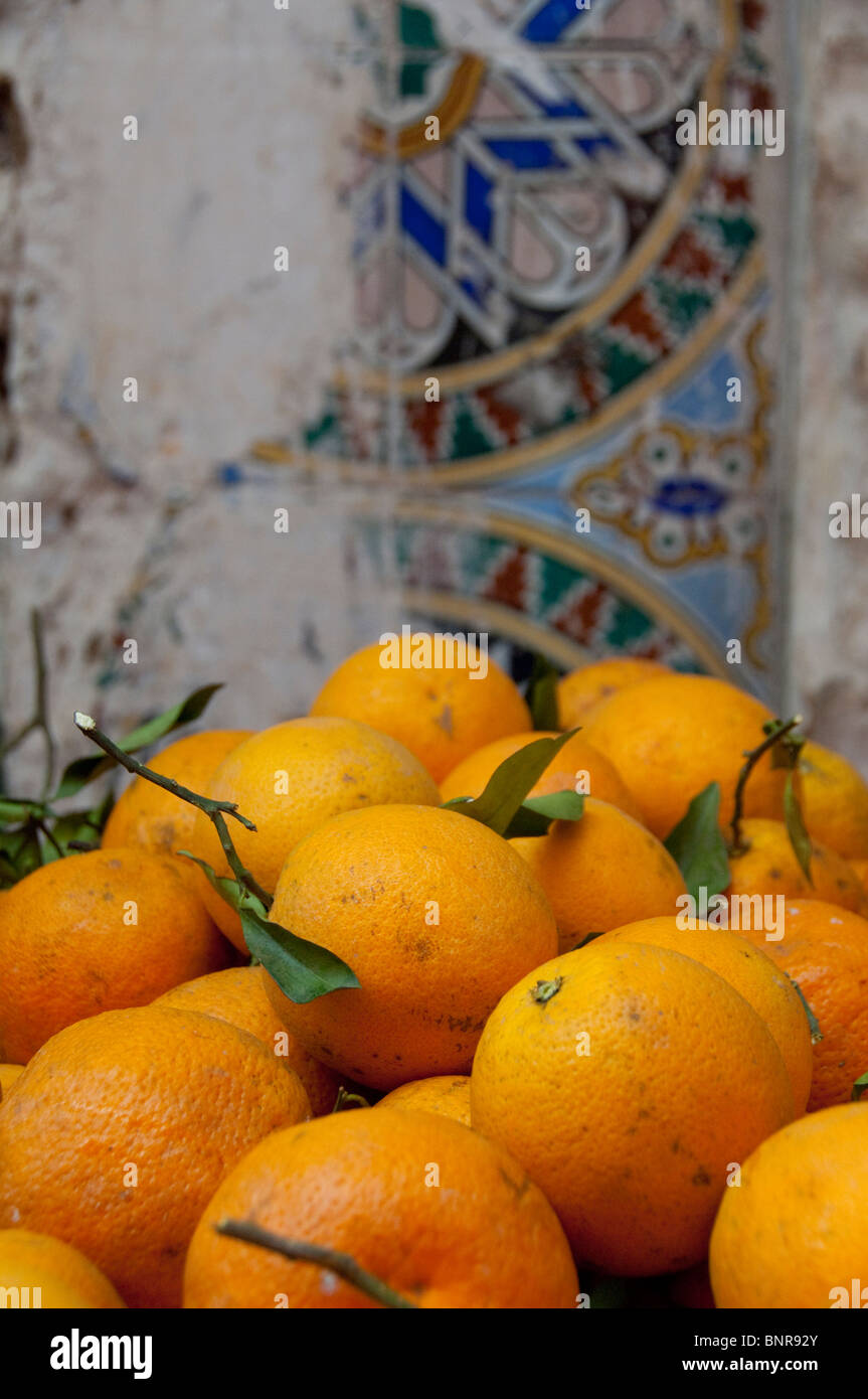 Il Marocco, Tetouan. Storica Medina bazaar, frutta fresca stand del fornitore. Foto Stock