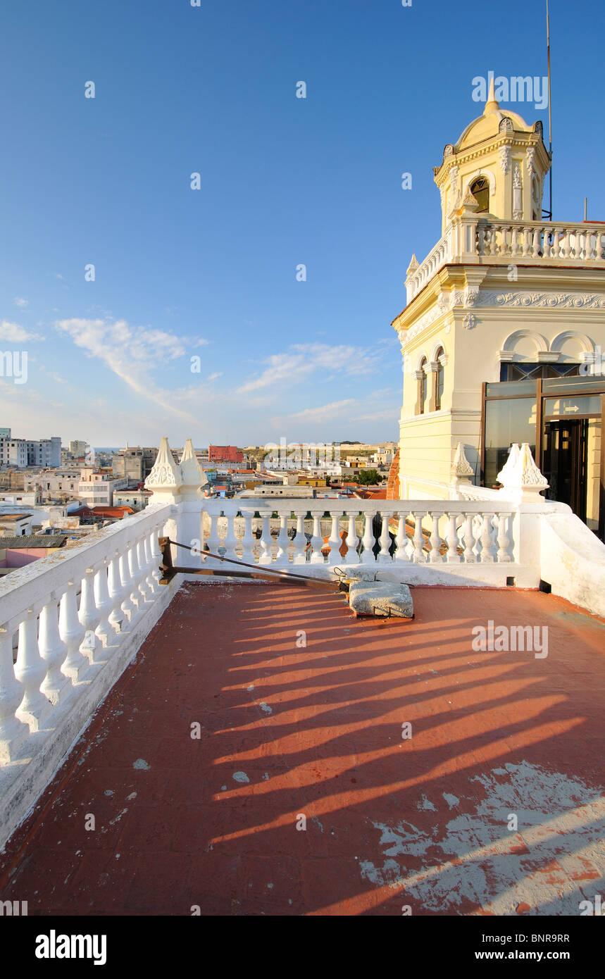 Vista del palazzo d'epoca terrazza e la città di L'Avana Vecchia in background Foto Stock