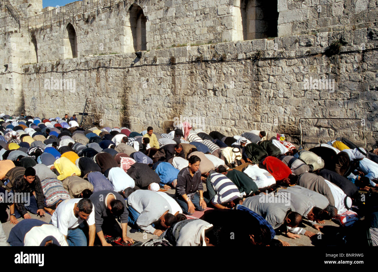 Israele, Gerusalemme la città vecchia. Il Ramadan la preghiera al Haram esh Sharif Foto Stock